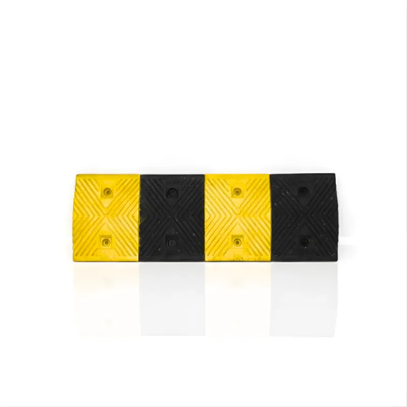 Polisi Tidur Karet SSBO 4 cm – Ukuran 100×35 cm, Warna Hitam Kuning Reflektif & Anti Slip